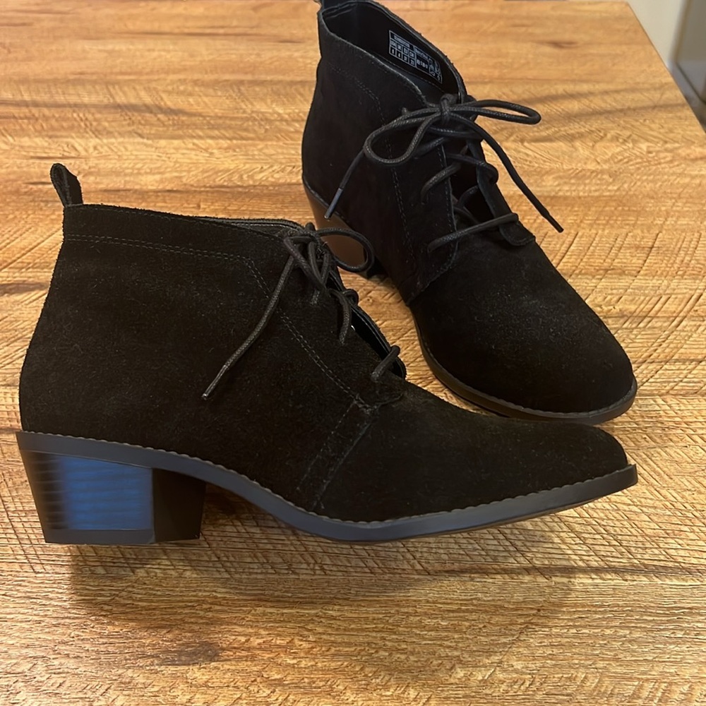 Vionic shoe boot - Black suede size 6. Never worn.